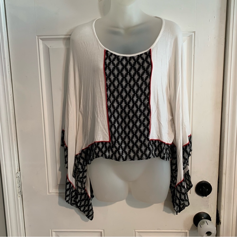 Love Threads Batwing Sleeve Medium White Black Red Womens Tshirt Cropped